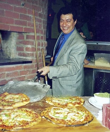 Daniel jouant le pizzaiollo dans un restaurant